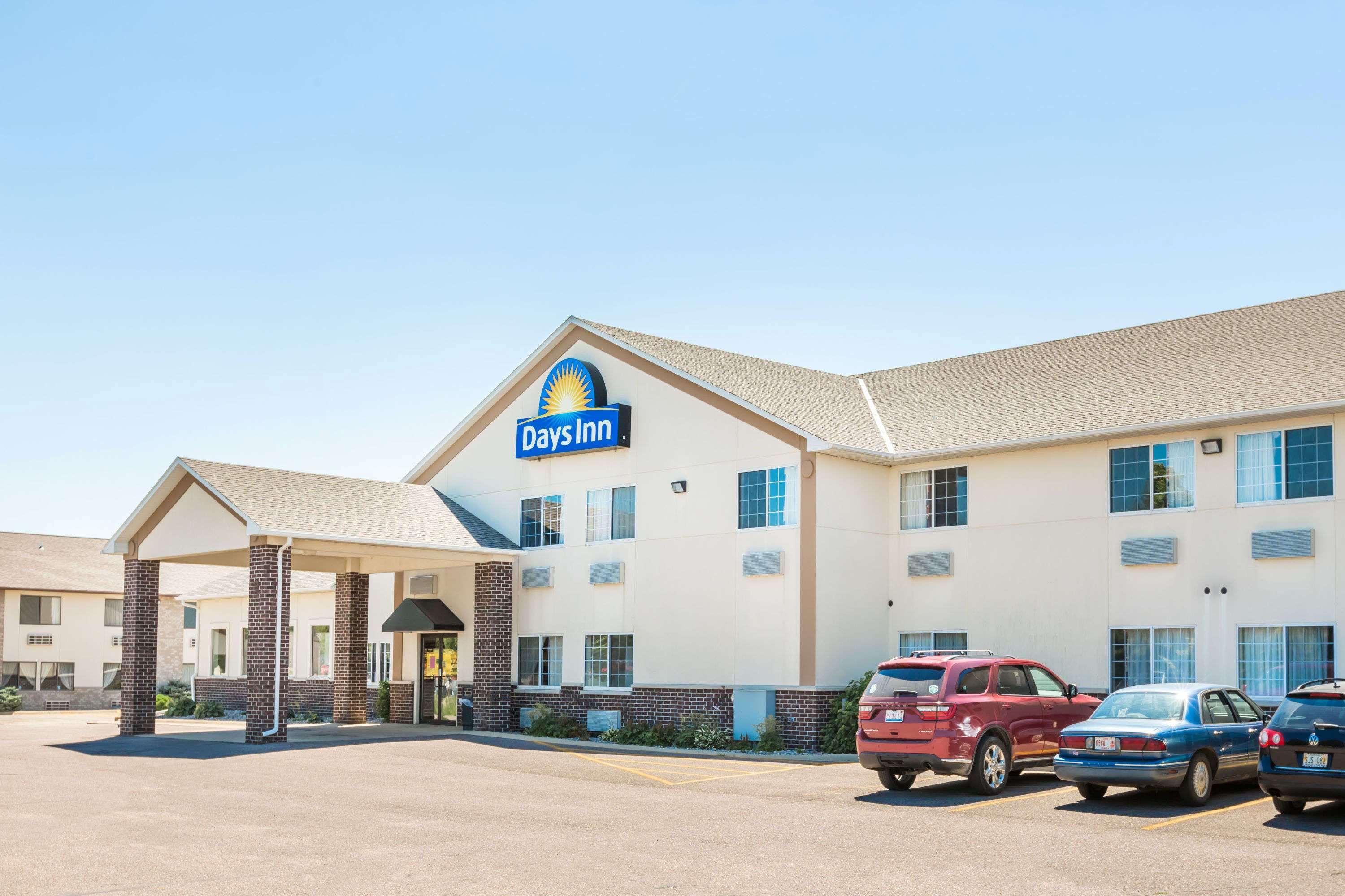 Reston Inn & Suites Spencer Exterior photo